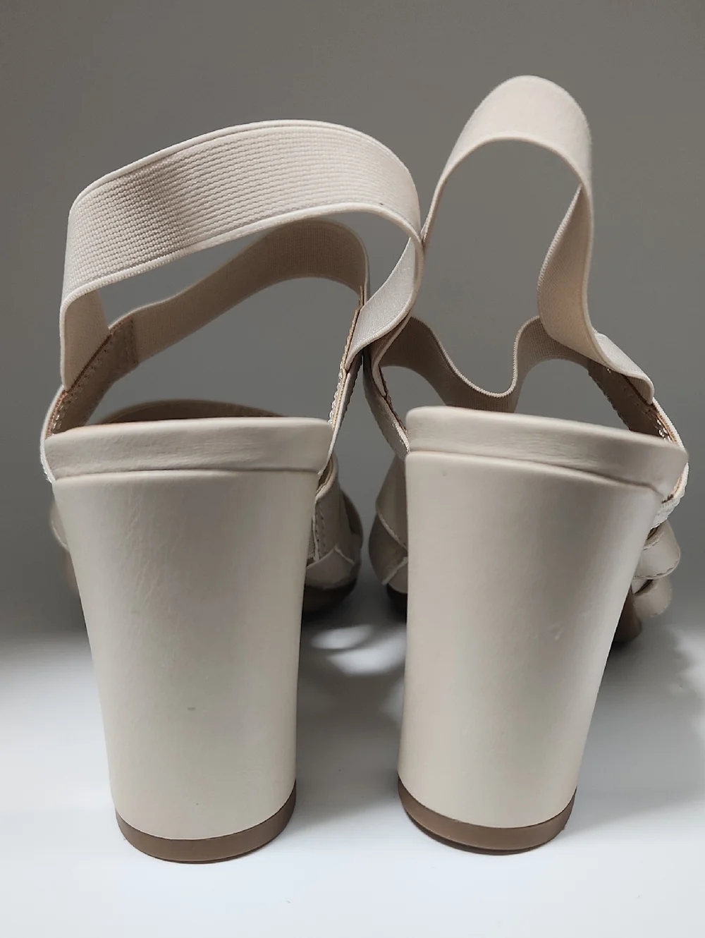 Life Stride Size 7.5 Women's Beige Strappy Block Heel Sandals